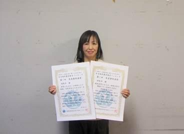 市の地域自然エネルギーを活用した取組が表彰され賞状を手に記念写真