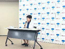 市長定例記者会見であいさつをする様子