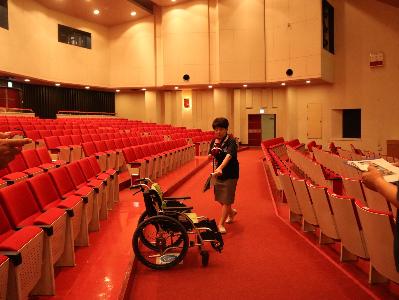 甲西文化ホール見学の様子（車いすの場所について）