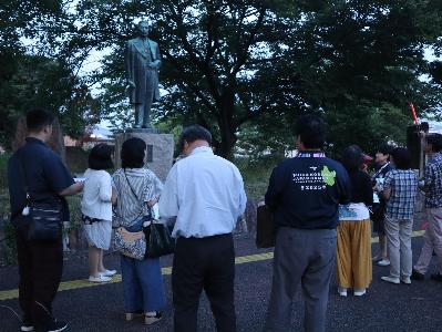 森北公園見学中の様子　像前