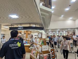 図書館見学の様子