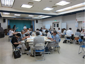 下田小学校区グループワークにて話し合いをしている写真