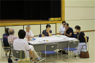 水戸学区グループワークで話し合いをしている写真