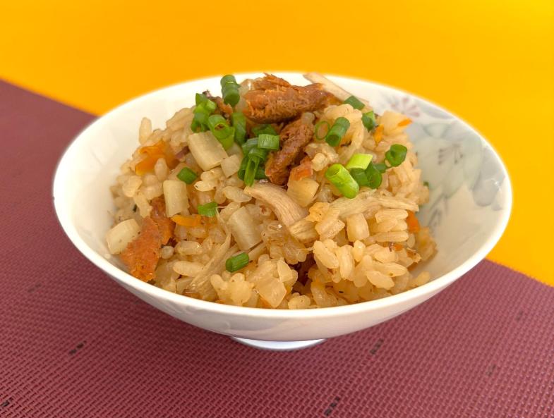 サンマ缶と野菜皮などを活用したロスゼロ五目飯の写真