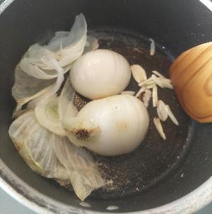 野菜の皮を炒める画像