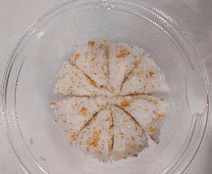 調味料、ごま、酢飯、刻んだあげを混ぜて8等分にする