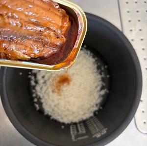 サンマの蒲焼き缶の汁気を入れる画像