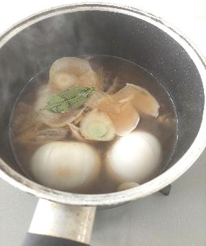 スープを煮込む画像