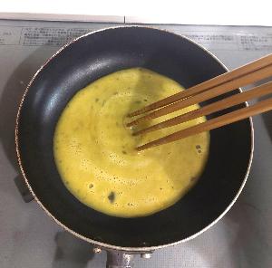 炒り卵を作る