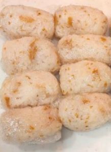 ラップに包まれた8個の俵ご飯