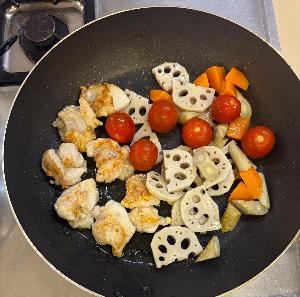 フライパンで焼いている画像