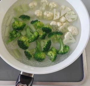 ブロッコリーをゆがく