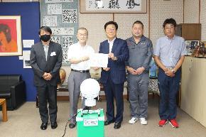8月12日滋賀県電気工事工業組合様からの寄贈の様子