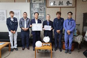 7月12日滋賀県電気工事工業組合様から寄附受納の様子