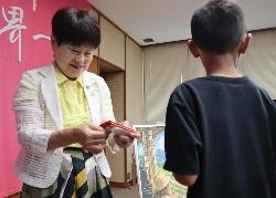 湖南市役所こども参観日に参加した子どもたちと名刺交換をしている様子