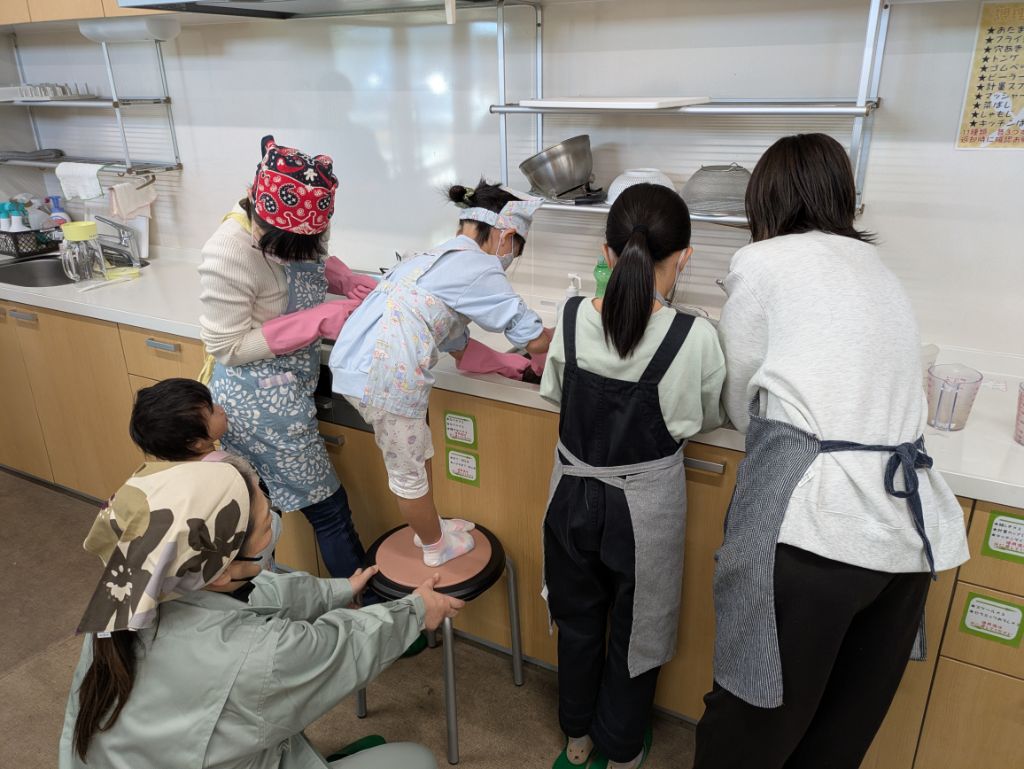 こんにゃく芋を磨く様子