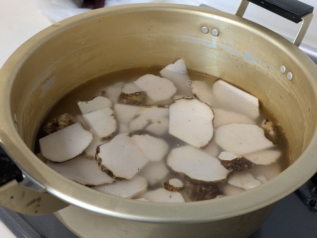 こんにゃく芋を茹でる様子