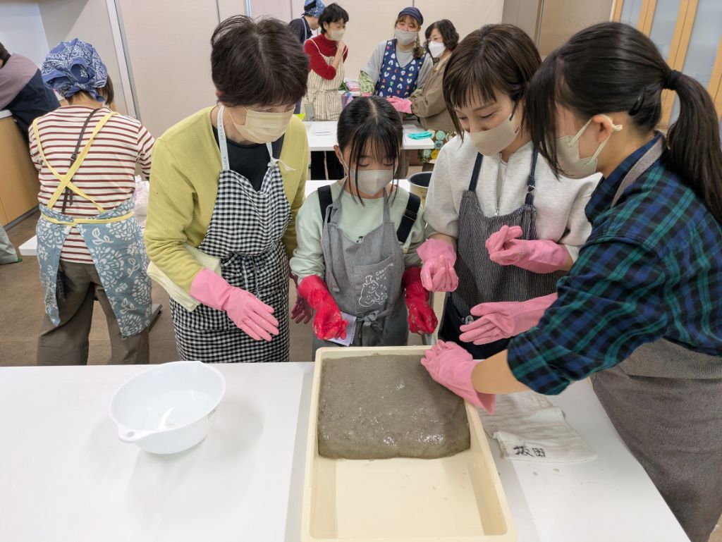 こんにゃくづくり体験の様子