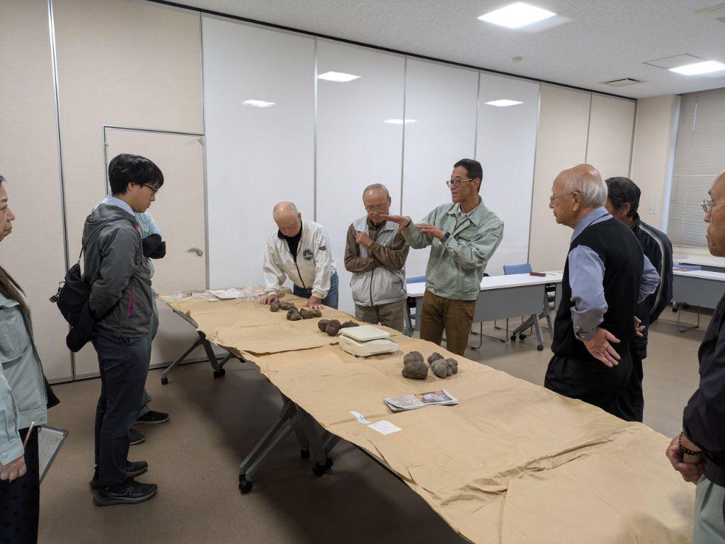 やまのいも栽培研修会で活発な意見交換を行う参加者