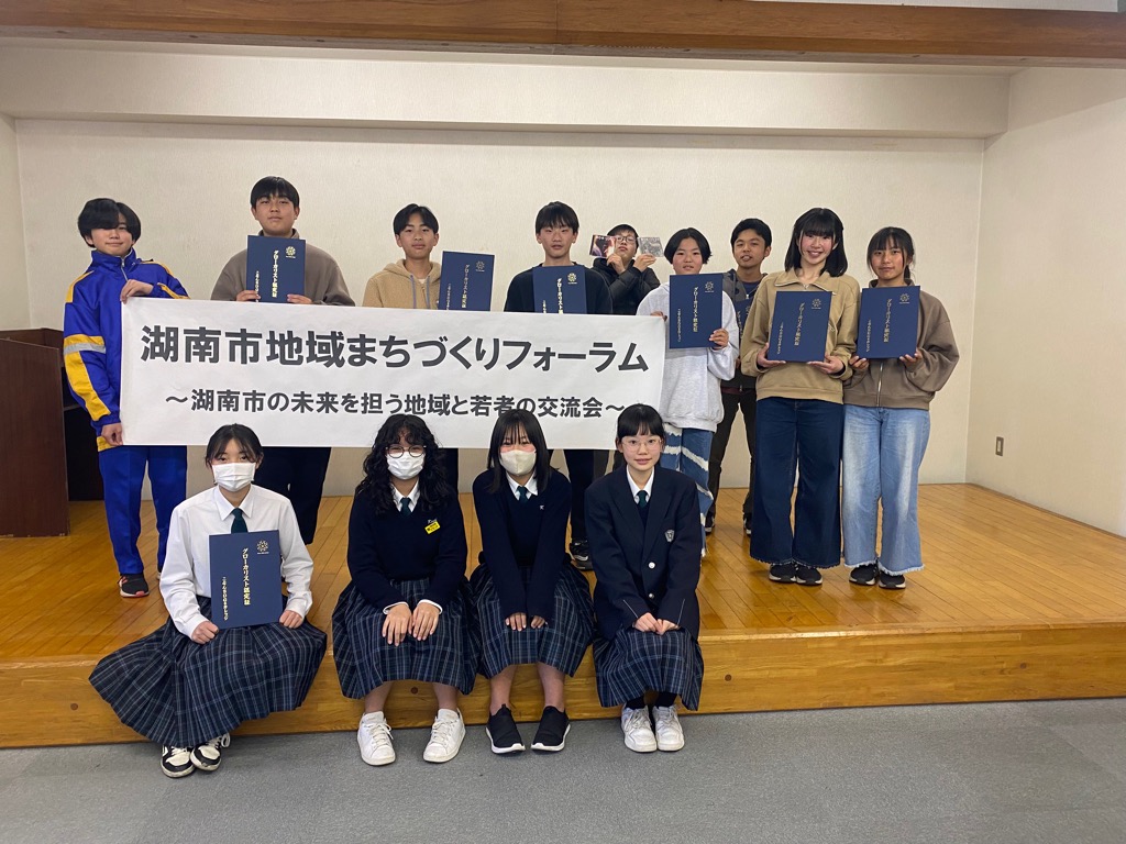 カレッジ生や甲西中学校学生らとの集合写真
