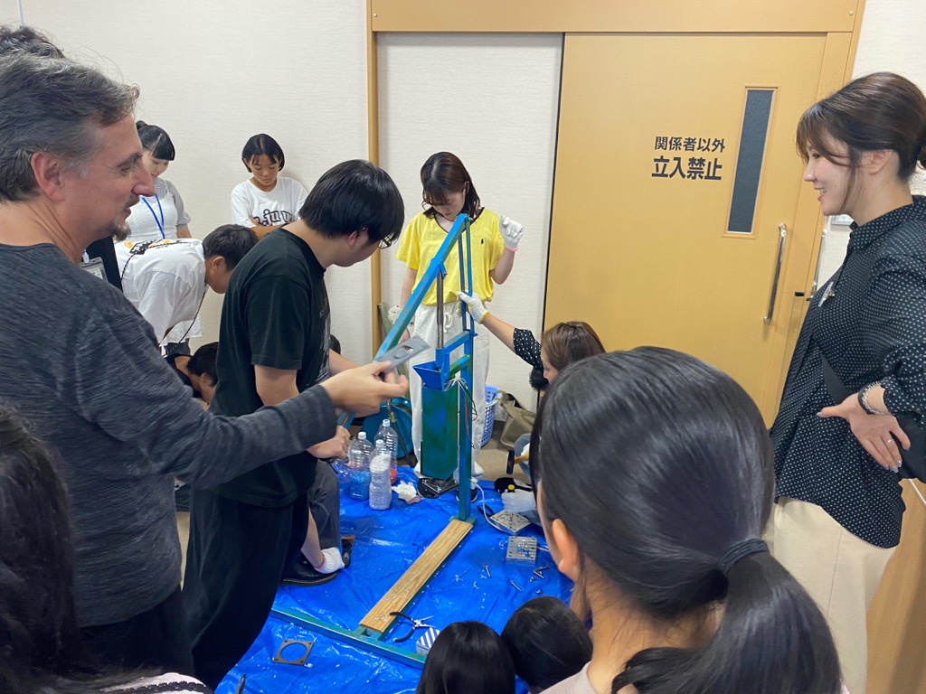 プラスチックリサイクル体験の様子