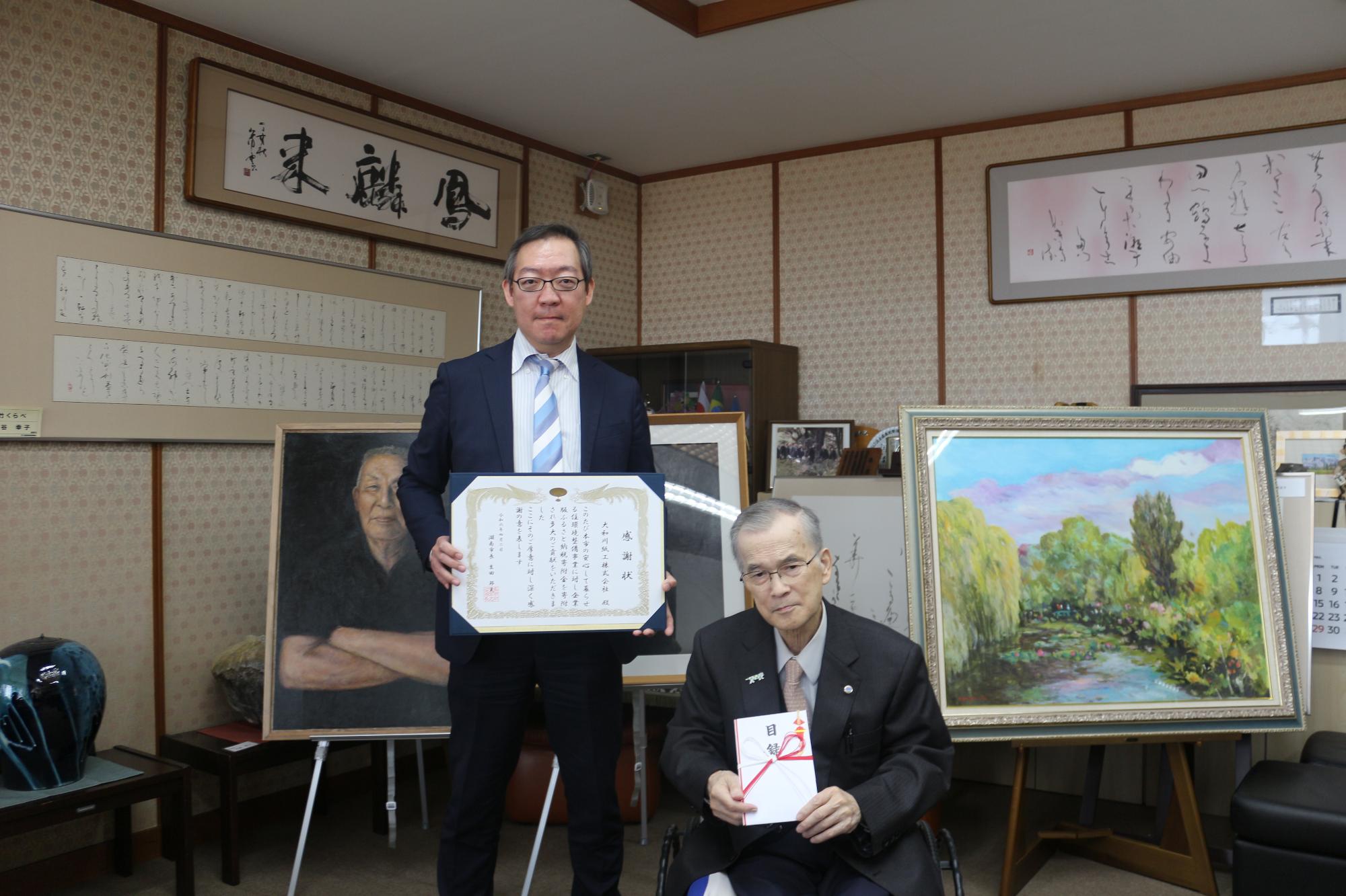 大和川紙工株式会社様と市長の写真