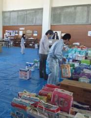 物資の整理にあたるボランティアの写真