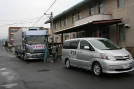 湖南市役所東庁舎にて出発前のトラックと車の写真