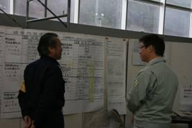 釜石市にて到着した職員と野田市長が談話している写真2