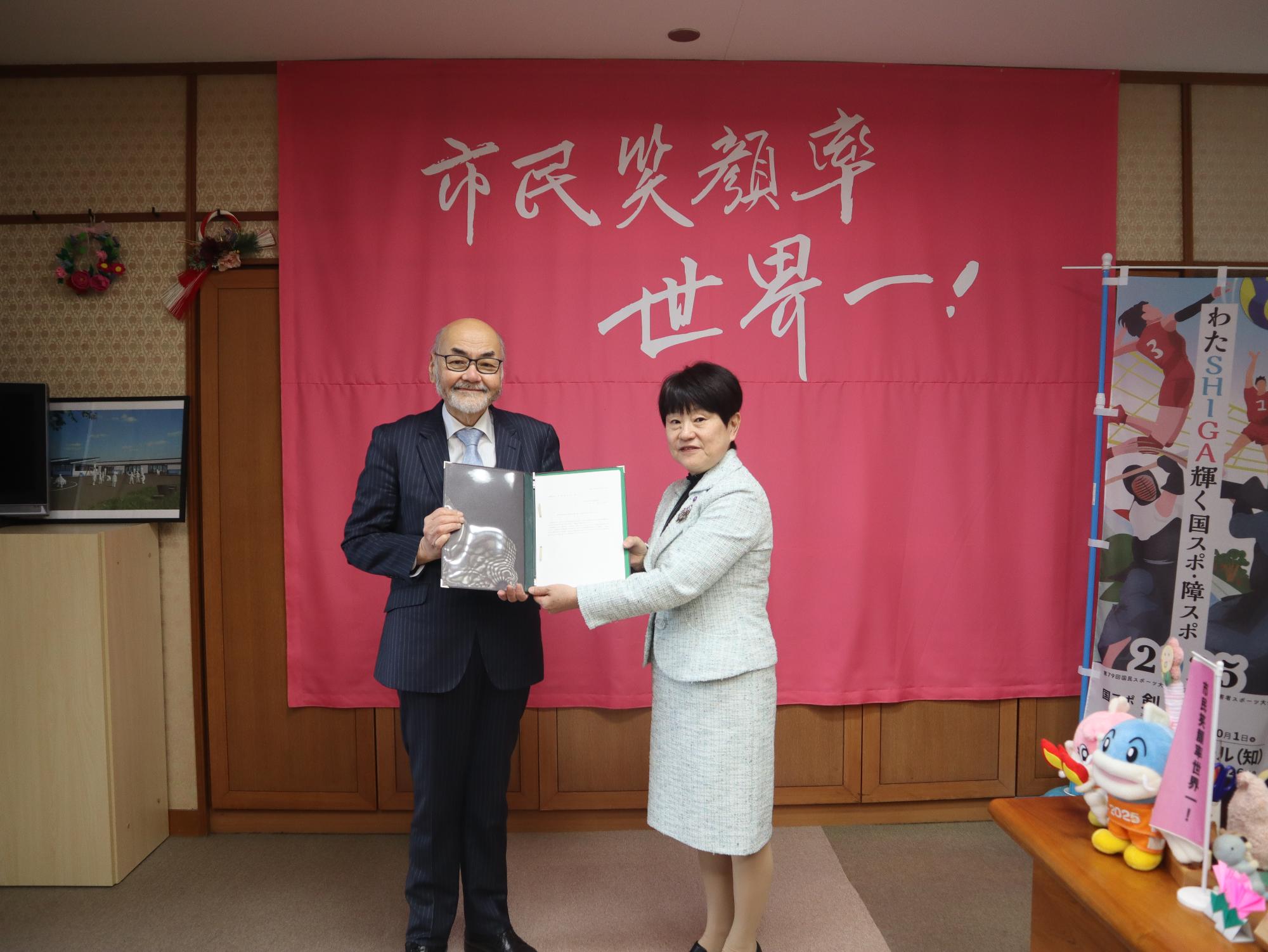 湖南市行政改革懇談会会長と市長の写真